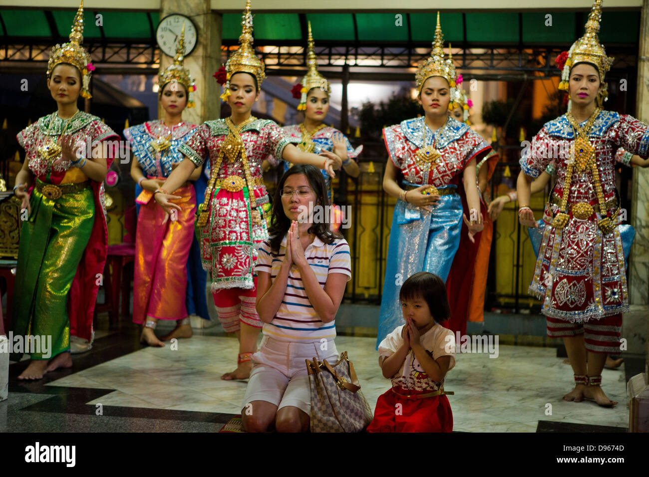Fidèles dans le sanctuaire d'Erawan Bangkok, avec des danseurs traditionnels Banque D'Images