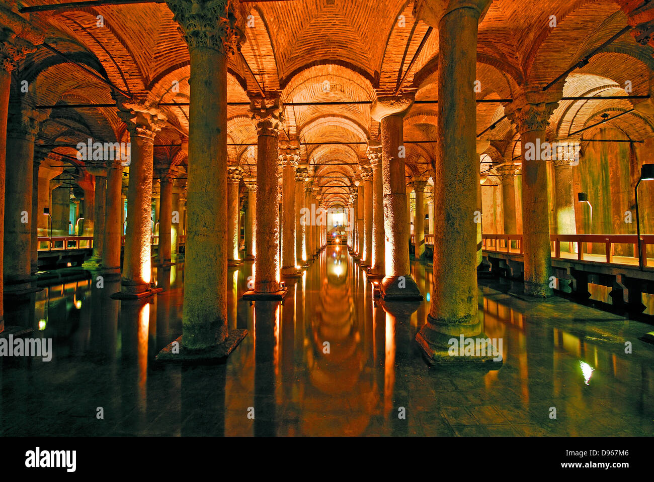 ISTANBUL, TURQUIE. Le souterrain de la Citerne Basilique (Yerebatan Sarnici), dans le quartier de Sultanahmet de la ville. Banque D'Images