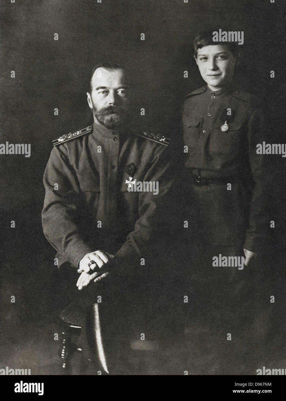 Nicolas II (1868-1918), Tsar de Russie de 1894 et son fils Alexei, en uniforme militaire, 1915 Banque D'Images