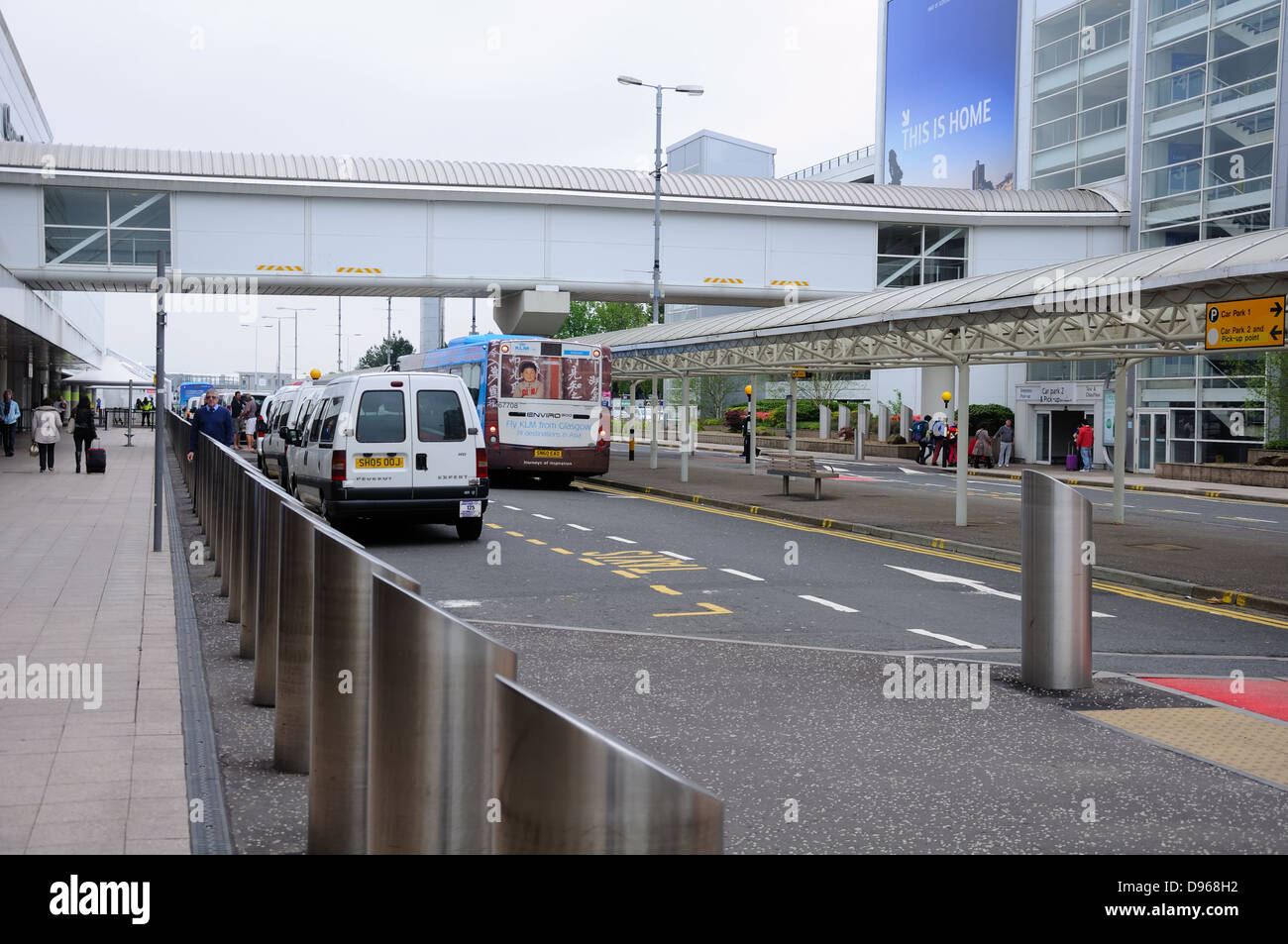 Nouvelle barrière de circulation sécurité à l'Aéroport International de Glasgow, Écosse, Royaume-Uni Banque D'Images