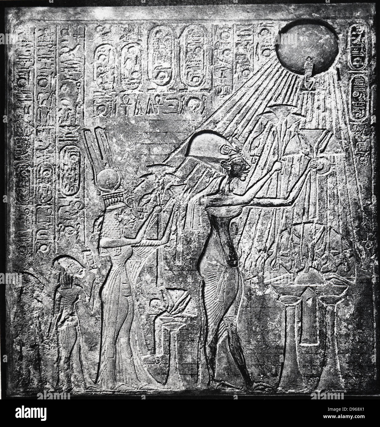 Akhenaton (Amenhotep IV) pharaon hérétique, régna de c150 BC, ici avec Néfertiti et leurs deux filles offrant des cadeaux à l'allégement du soleil. à l'origine dans le Temple du Soleil, Thèbes. Lin Banque D'Images