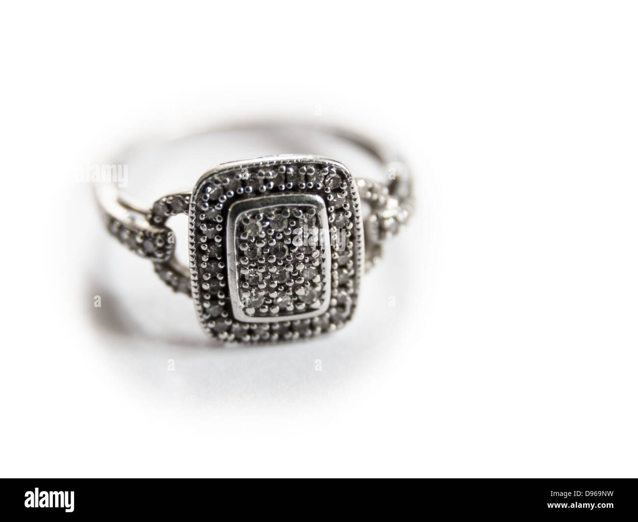 Bague en or blanc sur fond blanc Banque D'Images