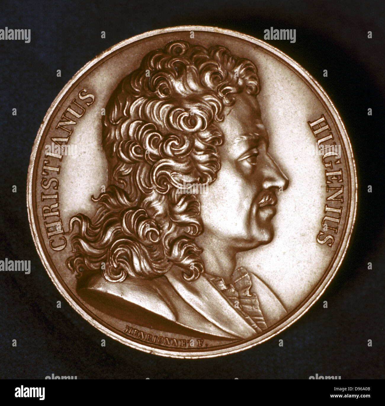 Christiaan Huyghens (1629-95), physicien néerlandais. Horloge à pendule : Théorie ondulatoire de la lumière. Portrait de l'avers de la médaille commémorative Banque D'Images