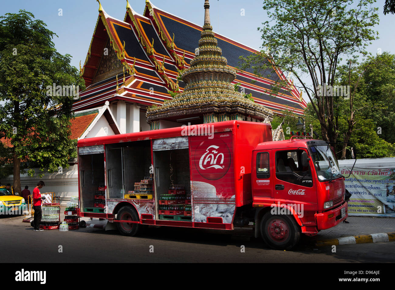 Déchargement de camion Coca cola à l'extérieur du temple de Wat Pho à Bangkok Banque D'Images