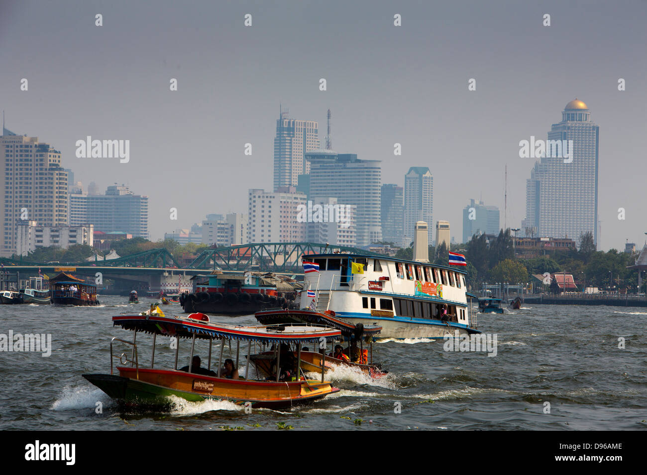 Assortiment de bateaux, certains bateaux à passagers, voyageant jusqu'à la rivière dans le centre de Bangkok, près de Wat Arun temple, Thaïlande Banque D'Images