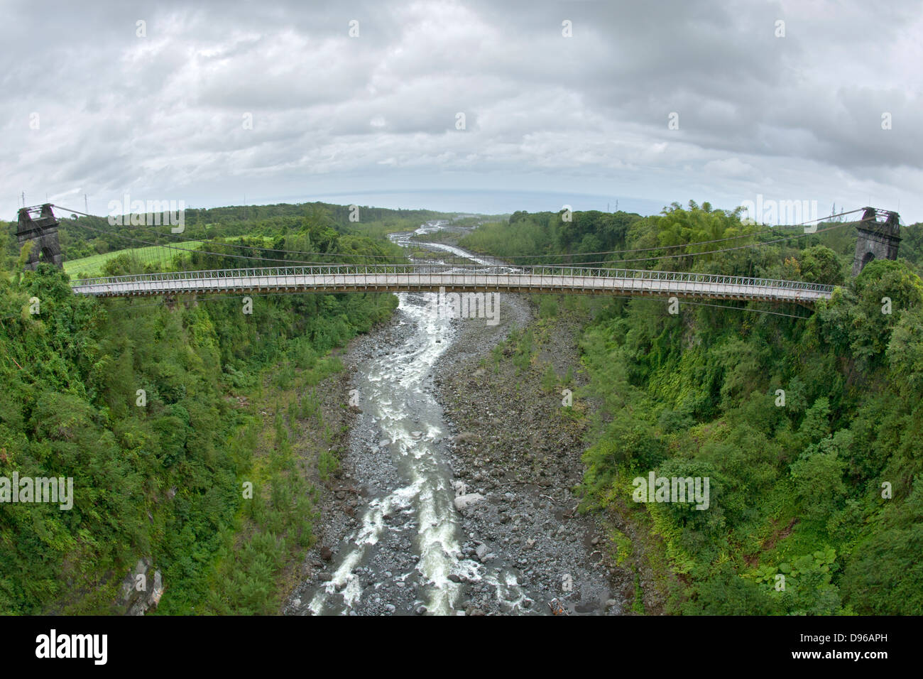 Pont suspendu (suspension bridge) sur l'île française de la réunion dans l'Océan Indien. Banque D'Images