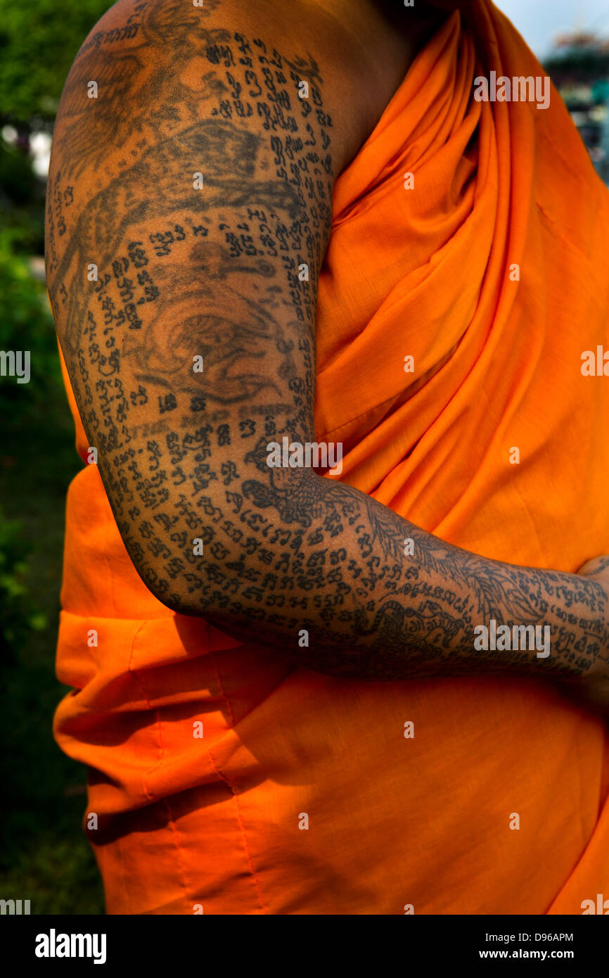 Tattoo'd fortement moine dans les motifs de Wat Arun : un temple bouddhiste (WAT) dans le quartier de Bangkok Yai, Thaïlande Banque D'Images