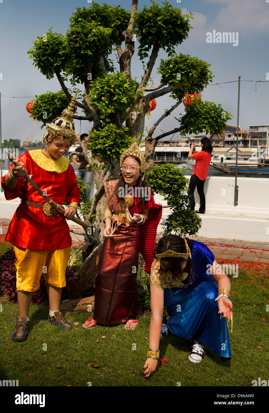 Les touristes d'être habillés en costumes traditionnels thaïlandais et posant pour des photos dans le parc de Wat Arun, un temple bouddhiste Banque D'Images