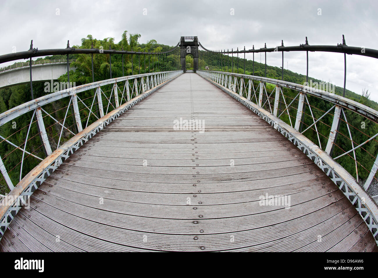 Pont suspendu (suspension bridge) sur l'île française de la réunion dans l'Océan Indien. Banque D'Images