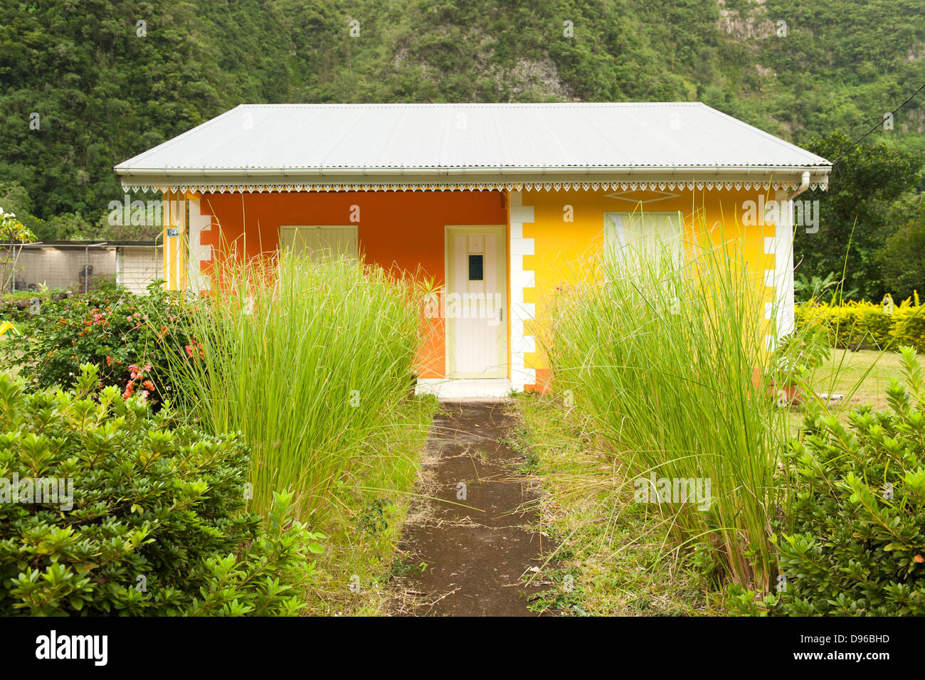 Maison colorée près de Grand Coude sur l'île française de la réunion dans l'Océan Indien. Banque D'Images