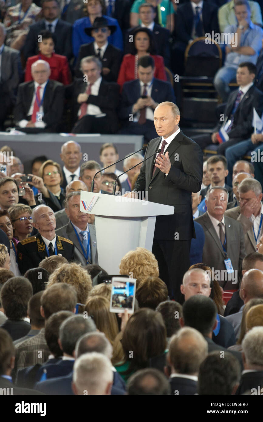 Le président russe Vladimir Poutine aborde le premier congrès de la Fédération du Front Populaire, qui a élu comme son chef Banque D'Images