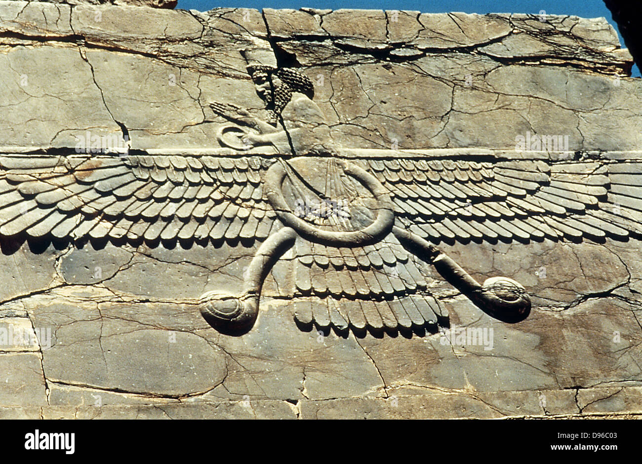 Symbole ailé d'Ahura Mazda, adorées par les zoroastriens. Persepolis : Royal, d'une salle d'audience de Darius, c500 BC. Banque D'Images