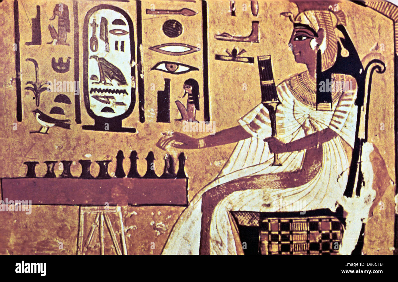 Nefetari, reine favorite de Ramsès II Ramsès 1304-12137 (BC) assis, jouant le jeu de Senat égyptien qui est précurseur d'échecs. Sa cartouche est surligné en blanc. La peinture murale de la tombe de Nefetari, Thèbes. Banque D'Images
