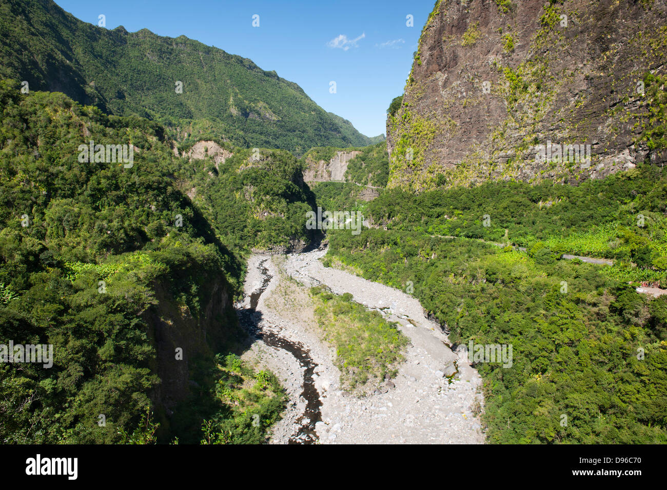 Paysage le long de la route vers le cirque de Cilaos caldera sur l'île française de la réunion dans l'Océan Indien. Banque D'Images