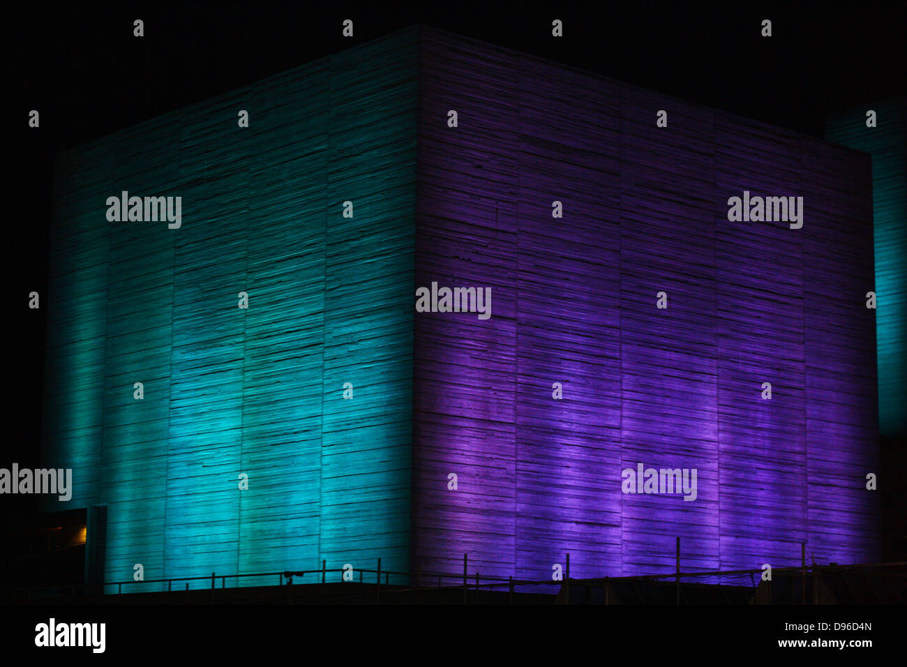 Le Théâtre National Royal de nuit. Conçu par Sir Denys Lasdun et Peter Softley Scénario. Ouvert en 1976 AD. Connu internationalement comme le Théâtre National de Grande-Bretagne. Banque D'Images