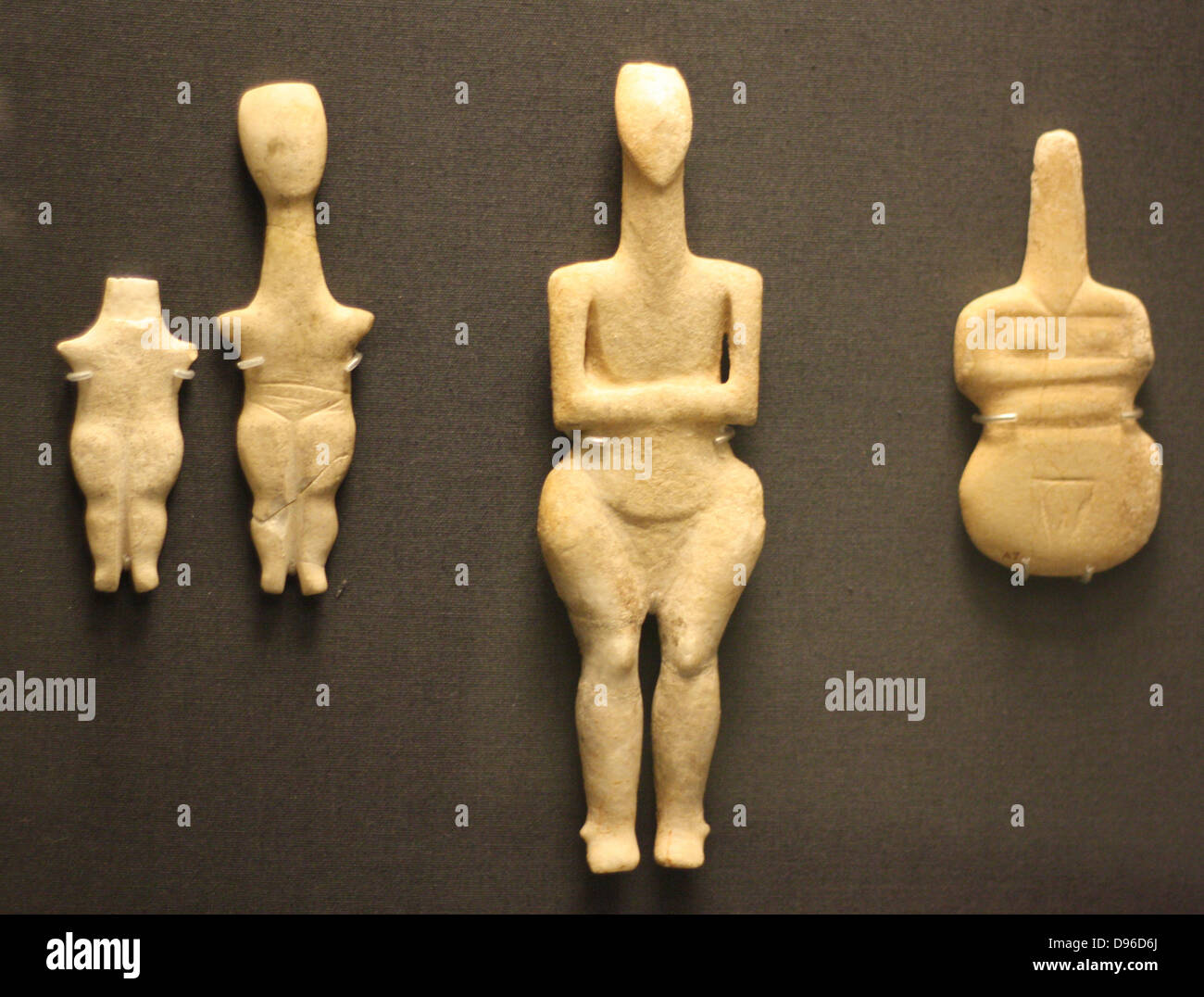 En figurine d'une femme (Plastiras type) des Cyclades (grotta-pelos la culture)3000-2800 BC. Dit d'être à partir de la tombe de l''D' Kapros cimetière, Amorgos. Le long cou, angulaire haut du corps et le bombement des cuisses sont caractéristiques de ce type mais la coupure qui sépare les zones les bras supérieurs du corps sont inhabituelles. Banque D'Images