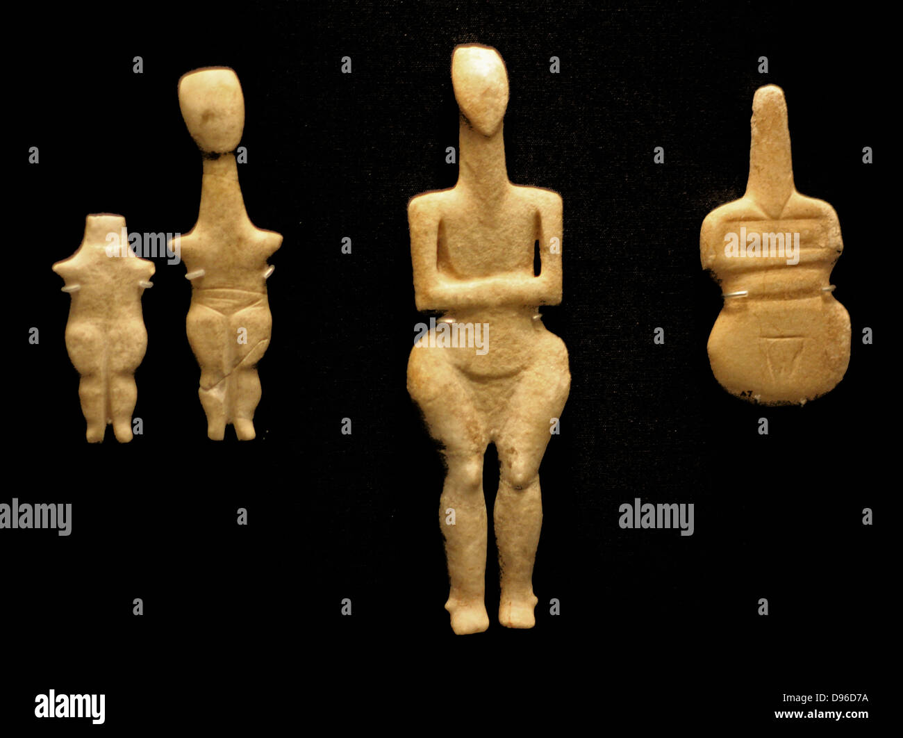 En figurine d'une femme (Plastiras type) des Cyclades (grotta-pelos la culture)3000-2800 BC. Dit d'être à partir de la tombe de l''D' Kapros cimetière, Amorgos. Le long cou, angulaire haut du corps et le bombement des cuisses sont caractéristiques de ce type mais la coupure qui sépare les zones les bras supérieurs du corps sont inhabituelles. Banque D'Images