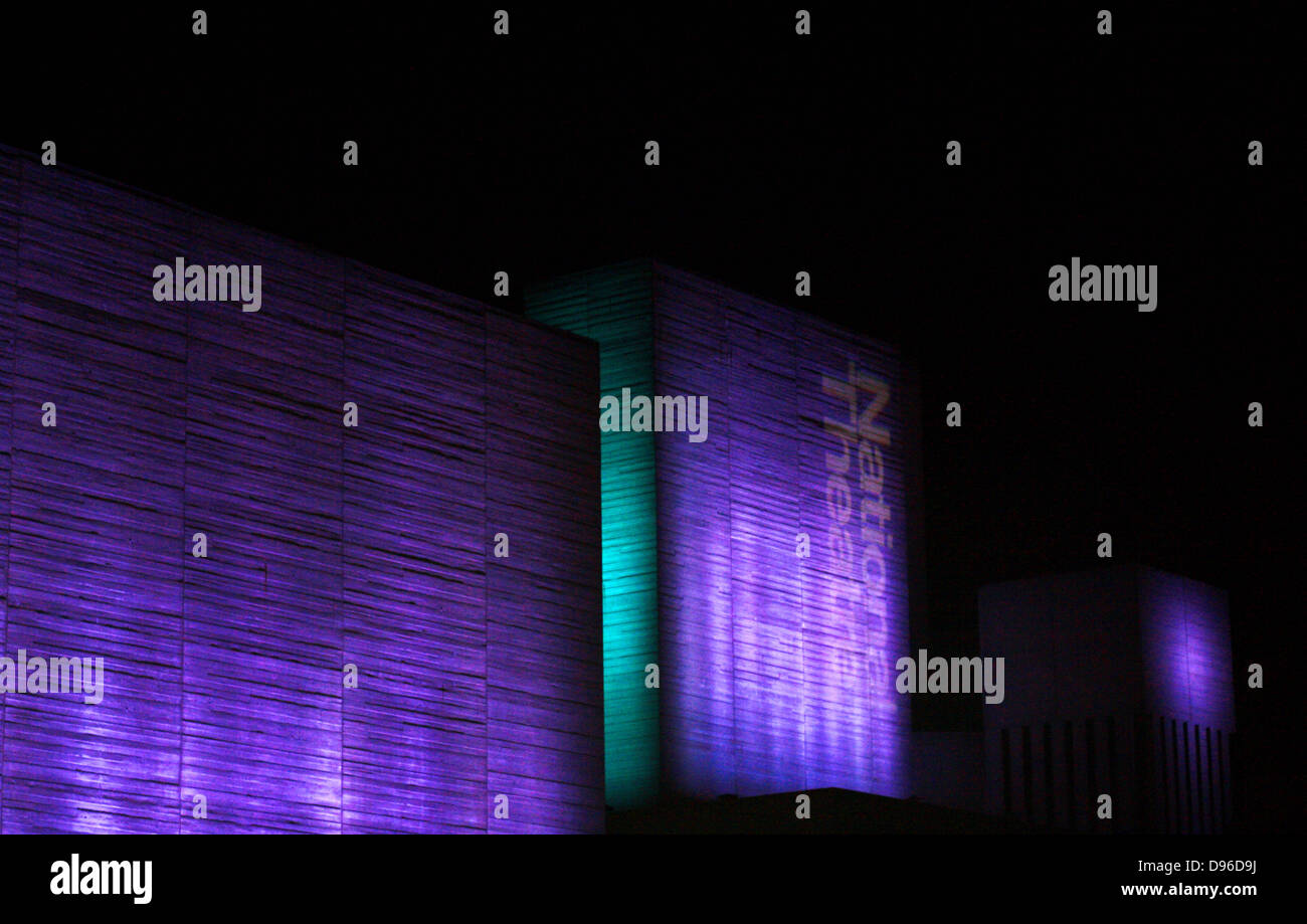 Le Théâtre National Royal de nuit. Conçu par Sir Denys Lasdun et Peter Softley Scénario. Ouvert en 1976 AD. Connu internationalement comme le Théâtre National de Grande-Bretagne. Banque D'Images