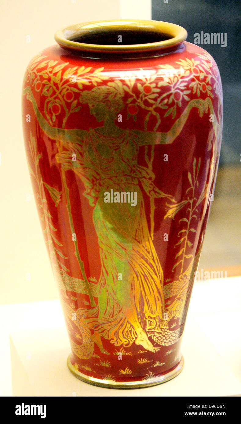 Vase en terre cuite avec de l'or lustre design. Représentant des filles de Hesperus garder les pommes d'or de la forme classique de la mythologie grecque. Conçu par Walter Crane en Angleterre en 1906 AD. Banque D'Images