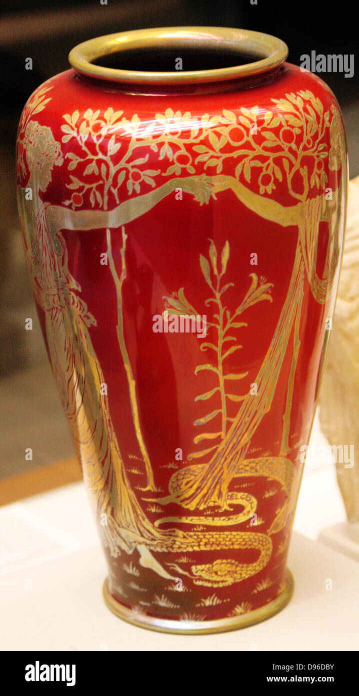 Vase en terre cuite avec de l'or lustre design. Représentant des filles de Hesperus garder les pommes d'or de la forme classique de la mythologie grecque. Conçu par Walter Crane en Angleterre en 1906 AD. Banque D'Images