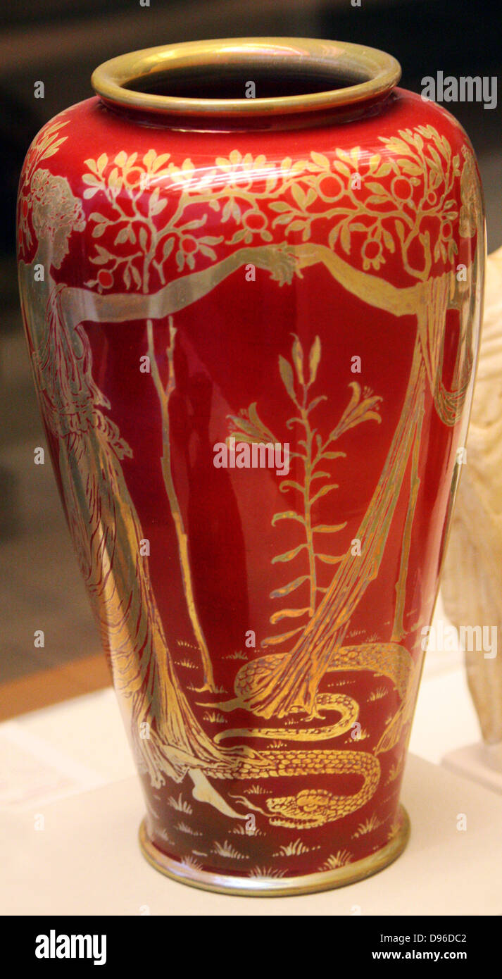 Vase en terre cuite avec de l'or lustre design. Représentant des filles de Hesperus garder les pommes d'or de la forme classique de la mythologie grecque. Conçu par Walter Crane en Angleterre en 1906 AD. Banque D'Images