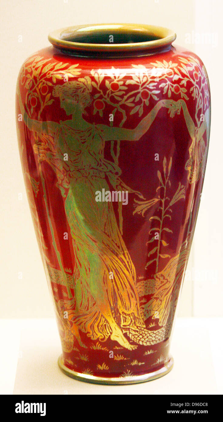 Vase en terre cuite avec de l'or lustre design. Représentant des filles de Hesperus garder les pommes d'or de la forme classique de la mythologie grecque. Conçu par Walter Crane en Angleterre en 1906 AD. Banque D'Images