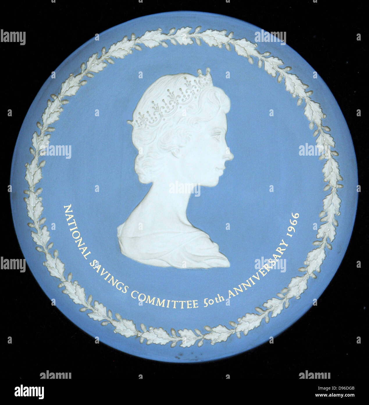 Plaque commémorative de la reine Elizabeth II (1966 AD). Faite pour l'épargne nationale 50e anniversaire du Comité. Banque D'Images
