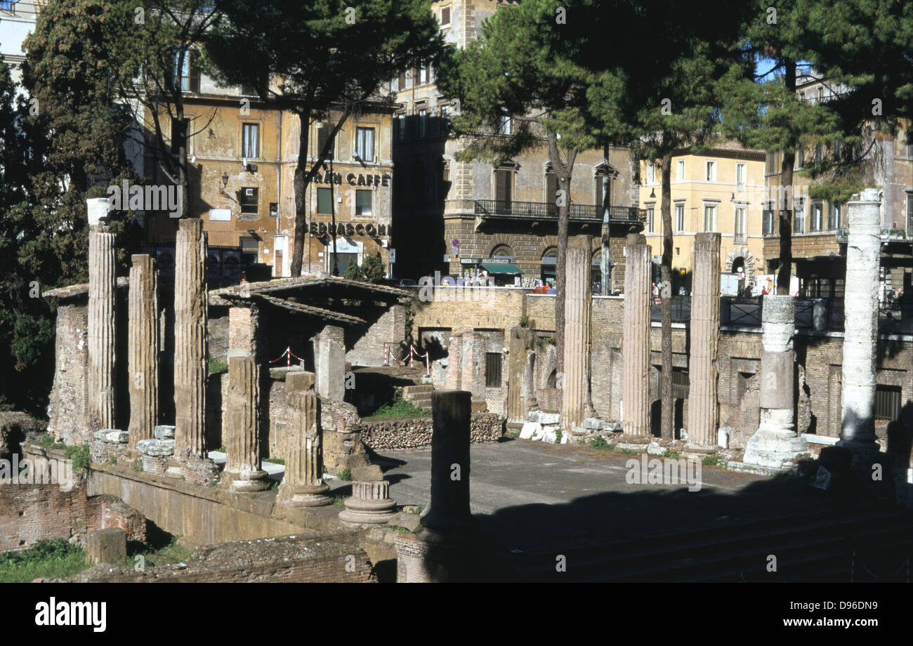 Largo di Torre Argentina, une place à Rome, en Italie, qui contient les vestiges de quatre temples romains républicains, et le reste du théâtre de Pompée. Il est situé dans l'ancien Campus Martius. Banque D'Images