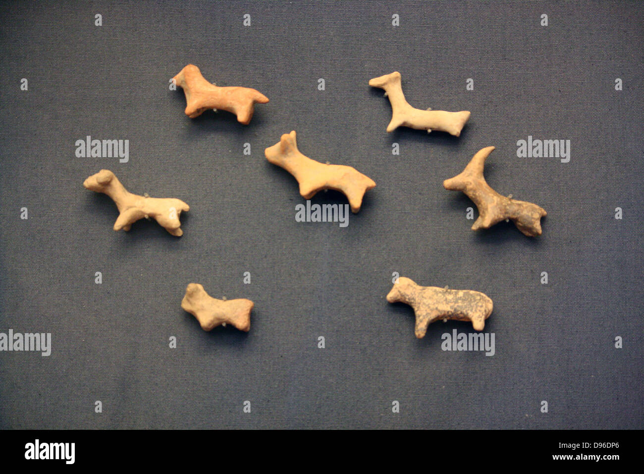 Sept figurines d'animaux en terre cuite Minoan, 2000-1700 BC (MMI-MMII). Figureines ces bovins, ovins une chèvre et un chien ont été consacrées au sommet sanctuaire de Petaofas dans l'est de la Crète. Il est probable que ces lampions dédiés à assurer le bien-être des animaux domestiques. Banque D'Images