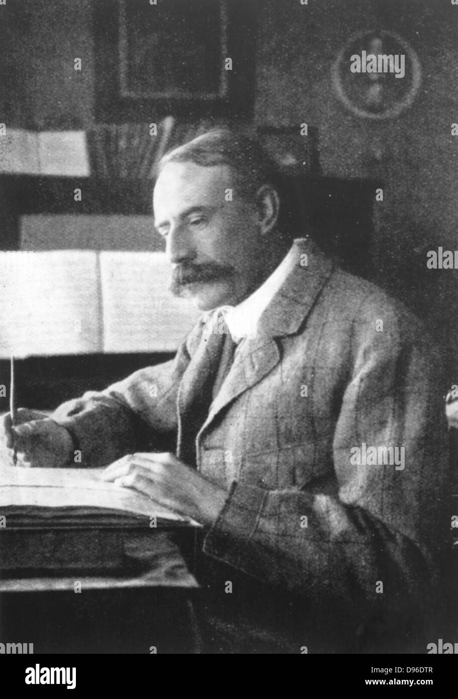 Edward Elgar (1857-1934) compositeur anglais. Elgar à son bureau. Banque D'Images