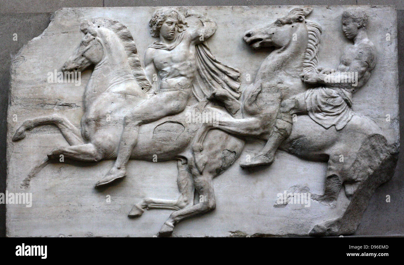 Détail de la frise du Parthénon. Sculpture en marbre grec, entre 443-438 BC. La frise complète montre une procession narrative d'hommes, de femmes et de chevaux. Banque D'Images