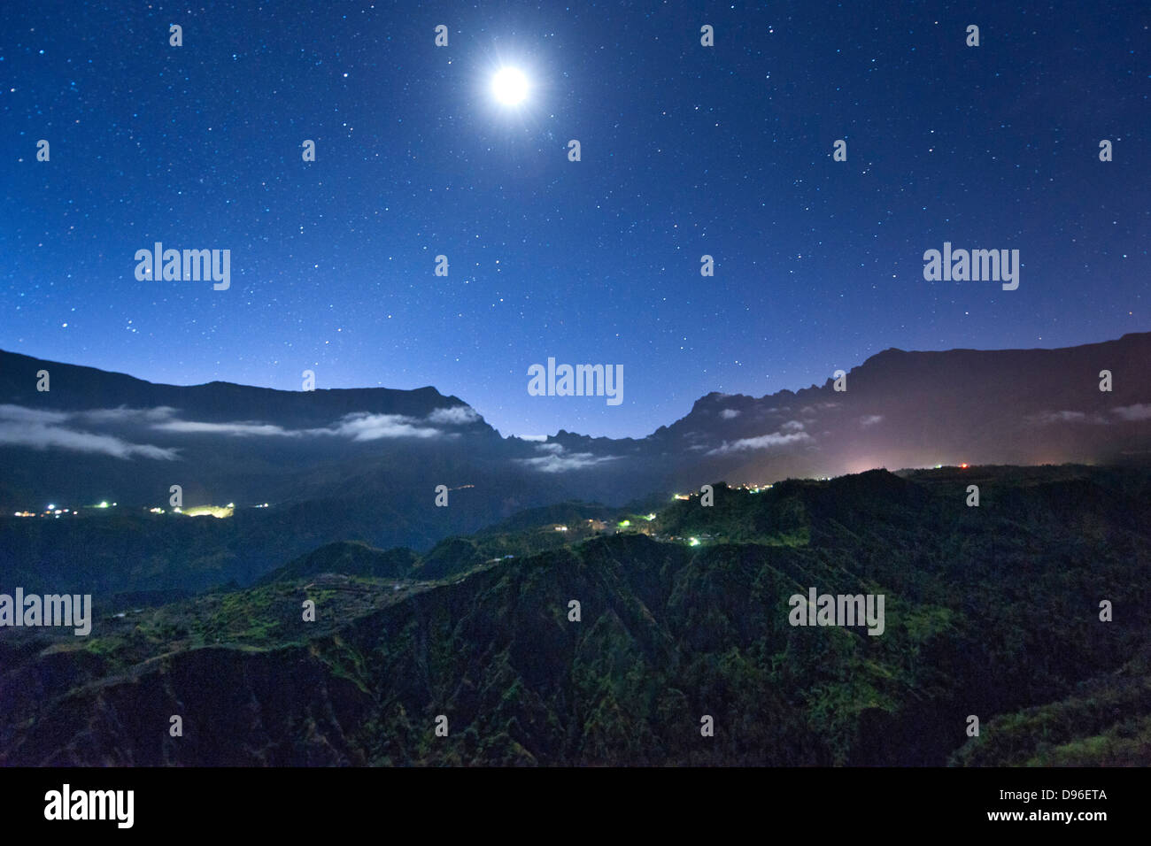 Vue de la Nuit des étoiles et la lune au-dessus du cirque de Cilaos caldera sur l'île française de la réunion dans l'Océan Indien. Banque D'Images