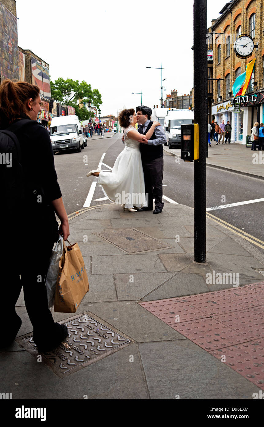 Un jeune couple s'embrasser dans la rue. Banque D'Images