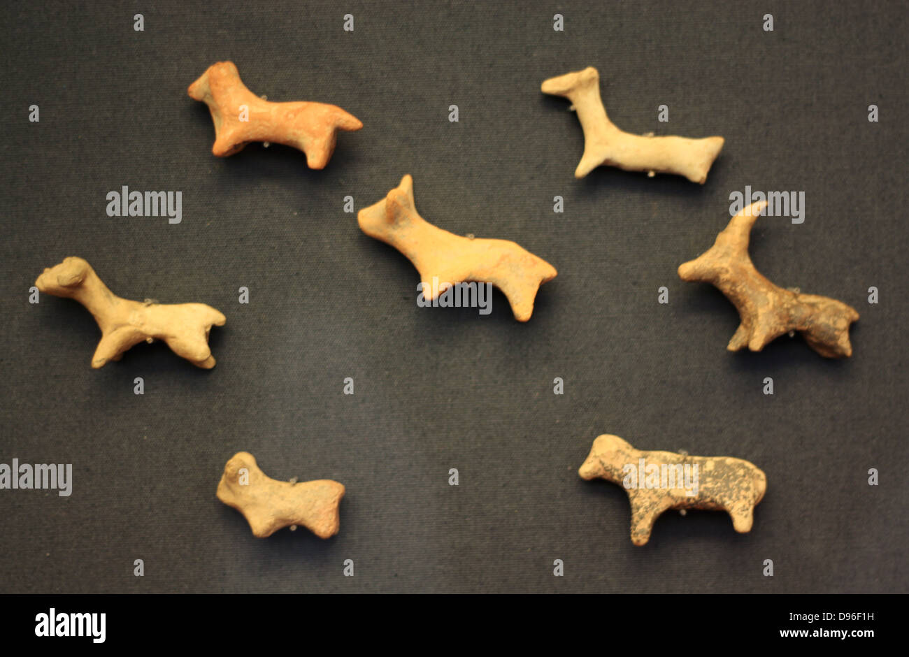 Sept figurines d'animaux en terre cuite. Minoan, 2000-1700 BC. Univers miniatures de bovins, de moutons, un chien et une chèvre. Banque D'Images