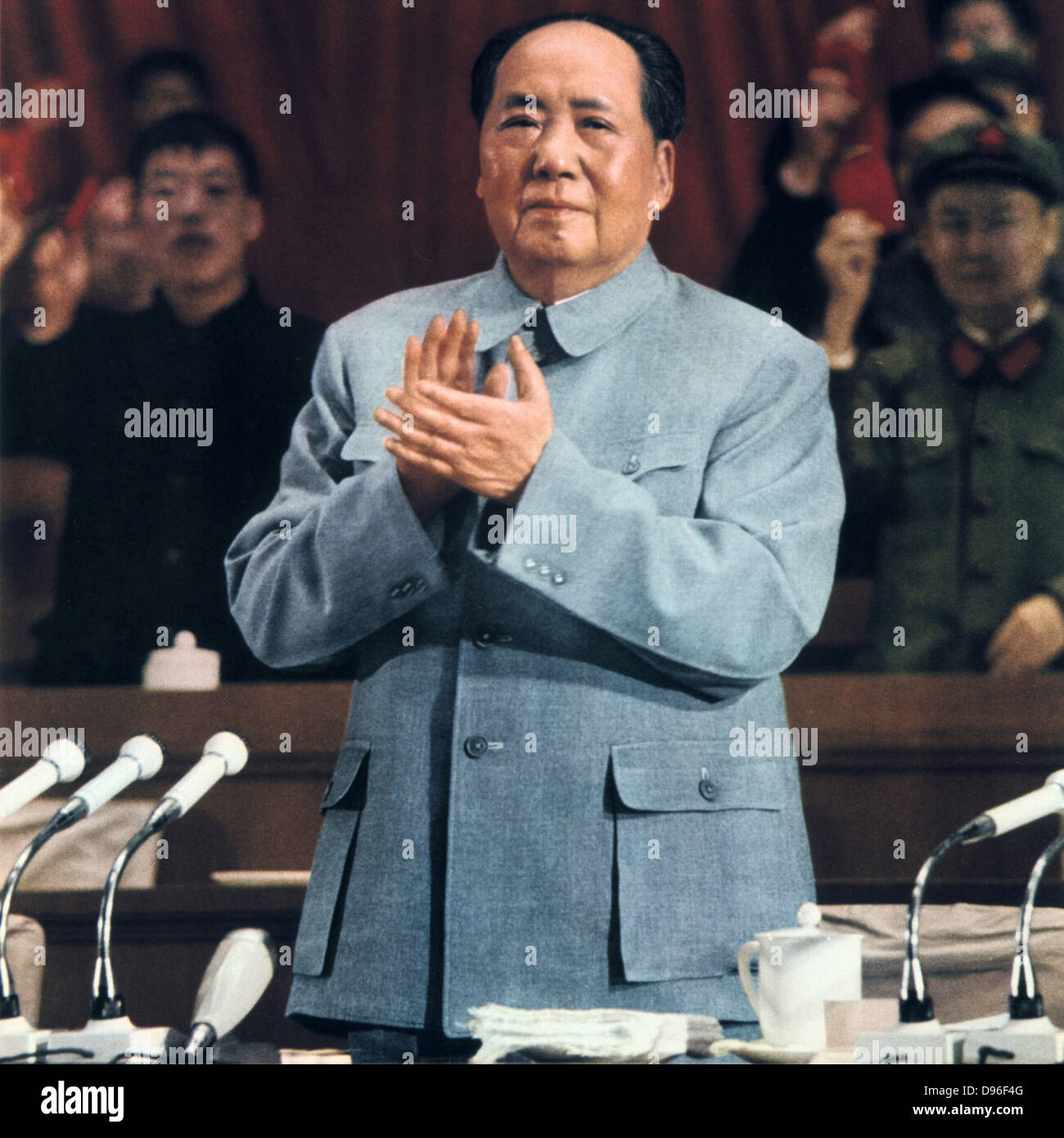Mao Tse-Tung (1893-1976) Mao Zedong, leader communiste chinois. Mao à une réunion. Banque D'Images