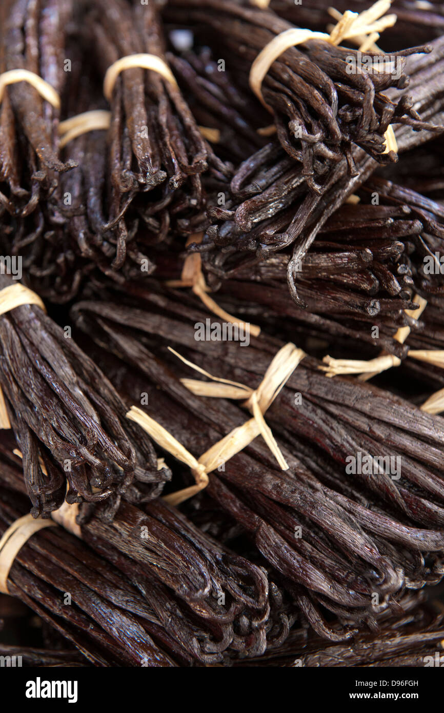 Bâtons de vanille en vente sur le marché dans le village de Saint Paul sur l'île française de la réunion dans l'Océan Indien. Banque D'Images