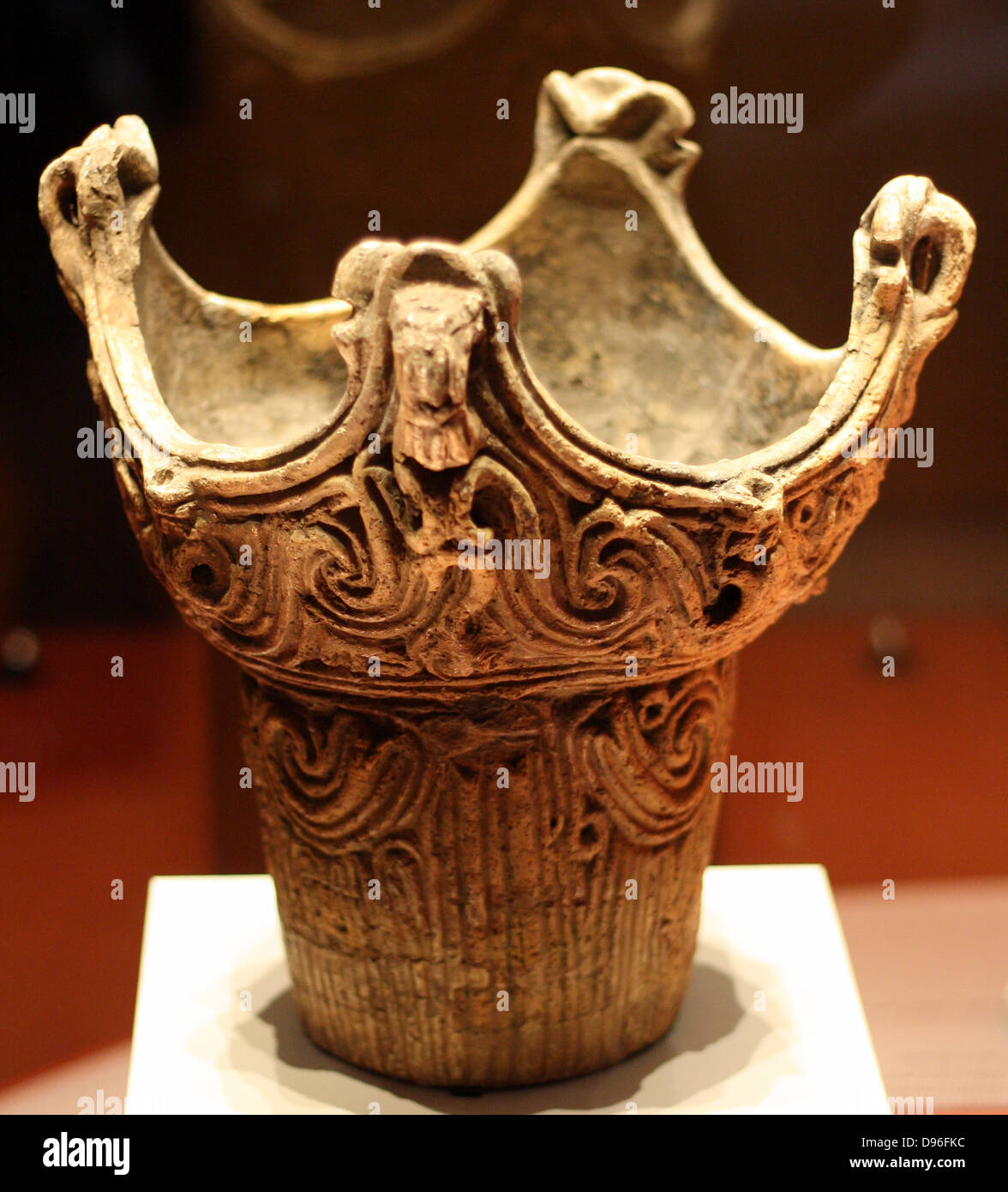 Couronne Jomon pot. Les protubérances sur le bord de ce pot de la Couronne peut avoir été inspiré par l'architecture des maisons Jomon. Le pot de la couronne rigide apparaît par rapport à la forme liquide de la flamme pot. Ces styles contrastés semblent être importants dans la culture Jomon et peut être vu dans la disposition des bâtiments et les enterrements. Banque D'Images