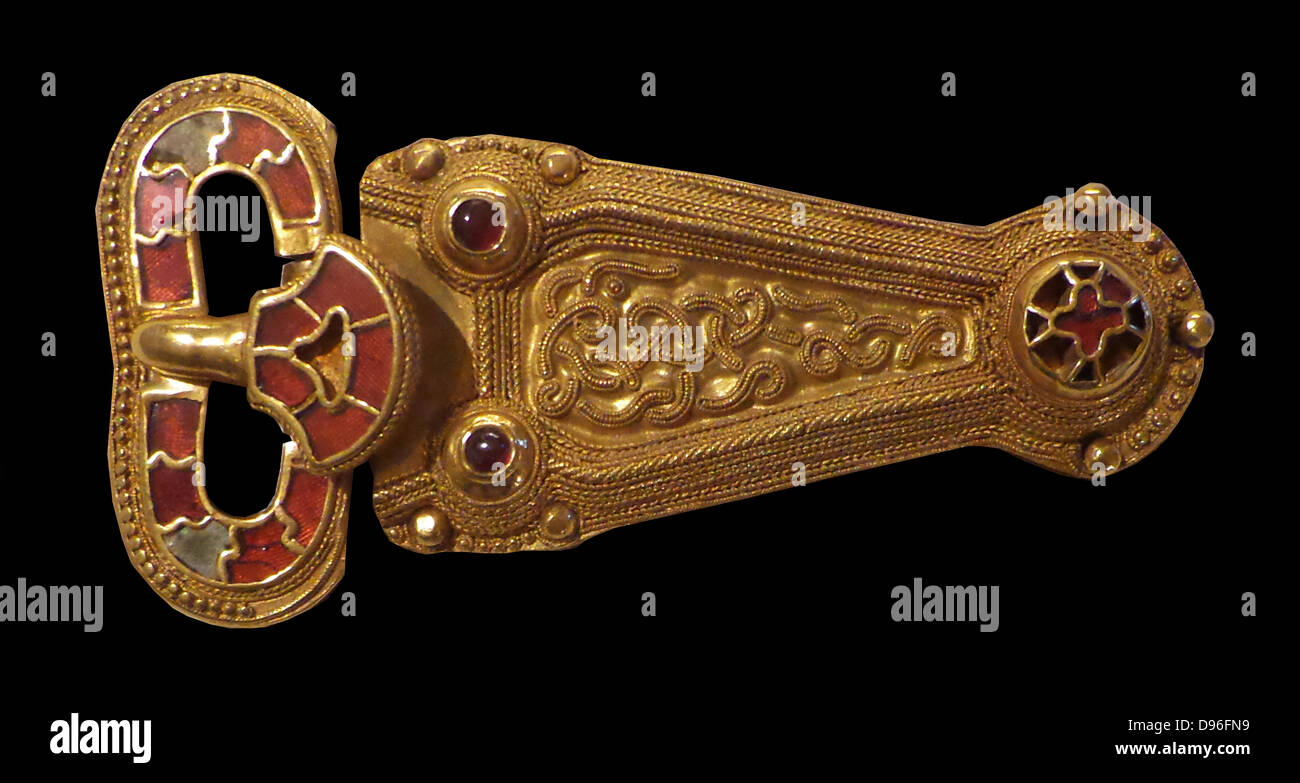 La courroie d'épée, anglo-saxon, début de l'annonce 600s. Boucle de ceinture  en or, incrustés de grenats et d'une paire de crochets. Exemple de  l'excellence de l'artisanat médiéval. Trouvé dans une tombe, mound