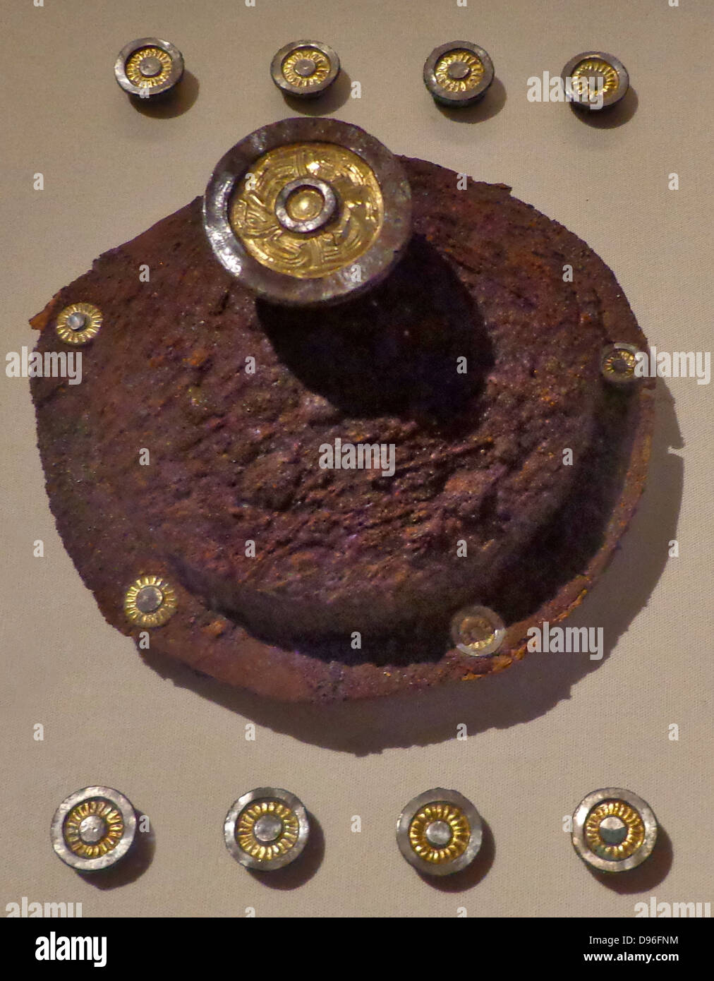 Bouclier anglo-saxonne, Raccords en fer avec goujons d'argent (datant de l'an 500s). Attaché à l'origine du bouclier en bois. Banque D'Images