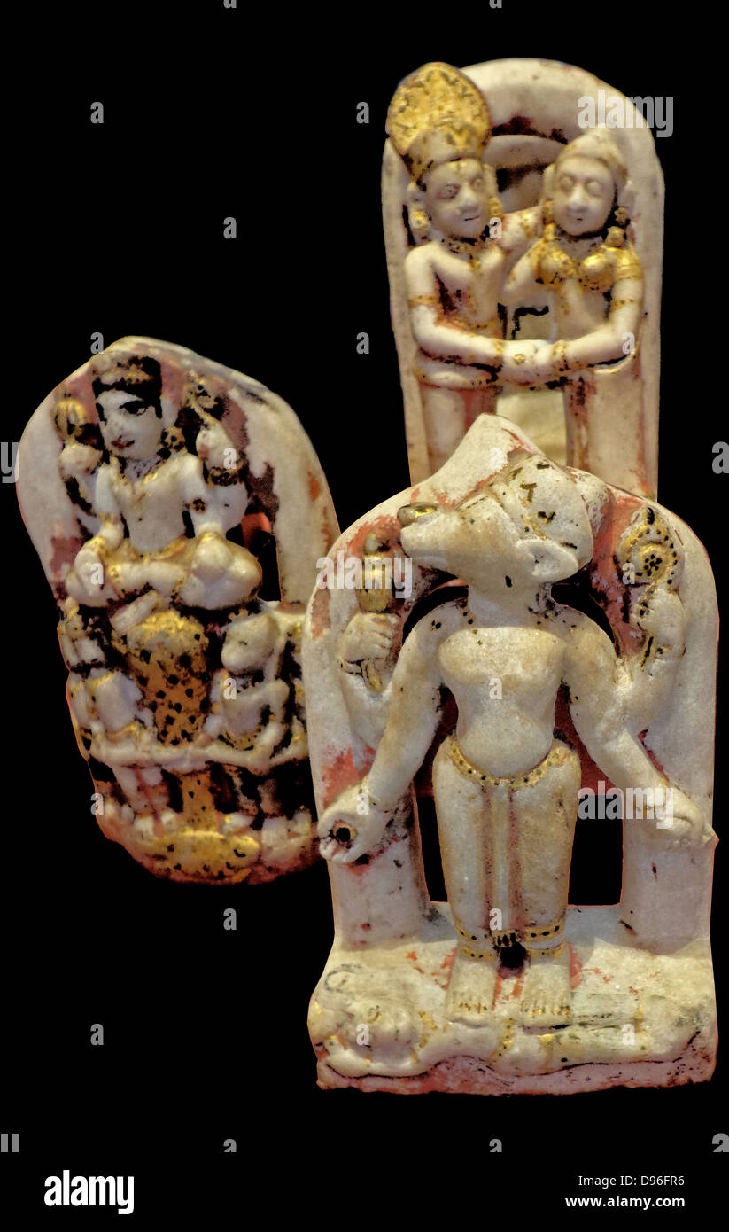 Figures de pierre sculpté et peint représentant les formes corporelles (ou "Avatara") du dieu Vishnu. Recueillis par Jaipur au Rajasthan par le major-général James Stuart de la British East India Company. Banque D'Images