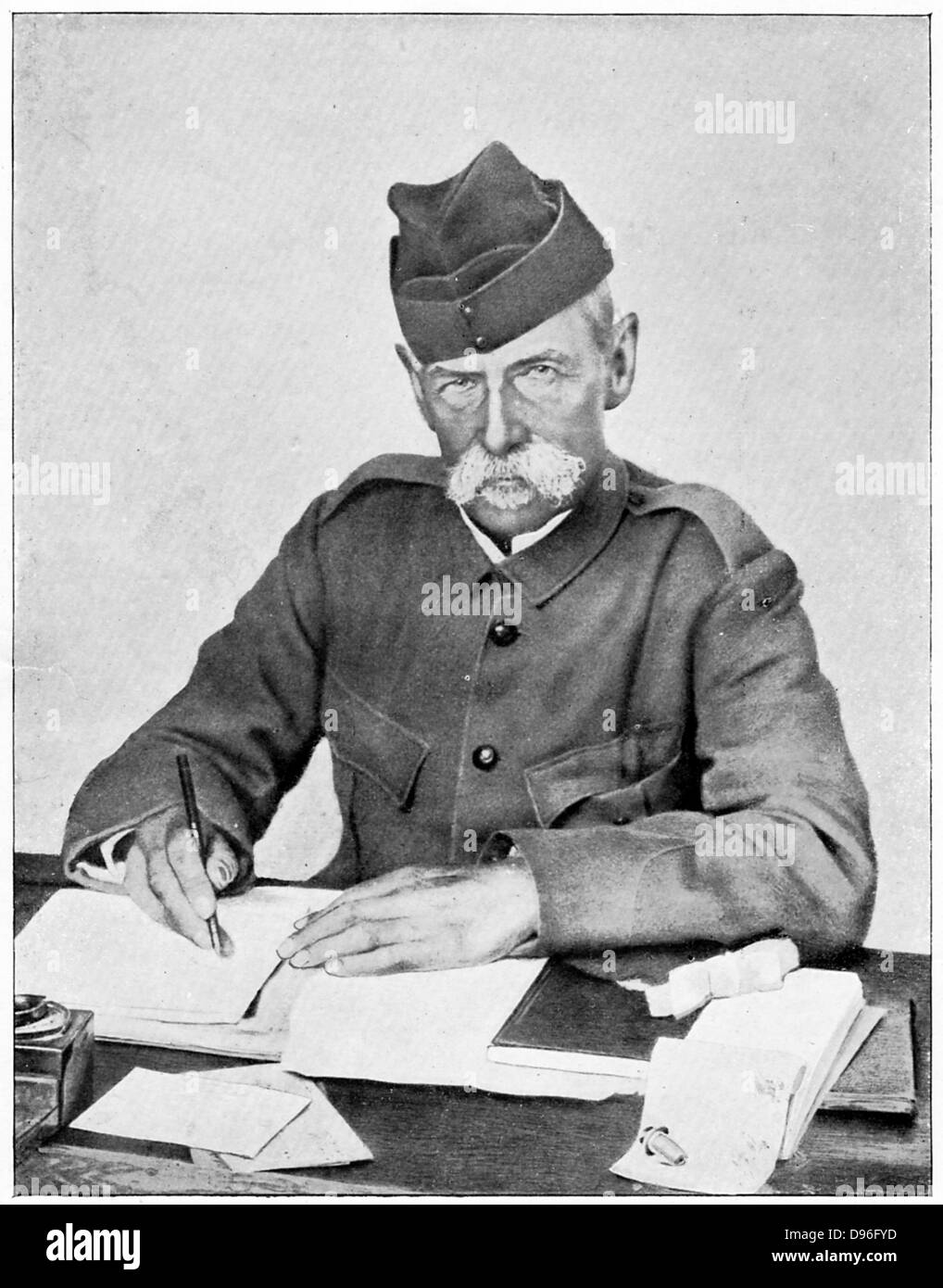 Frederick Sleigh Roberts (1832-1914) soldat anglais. Le Maréchal 1895. En tant que commandant en chef sur le terrain, l'écriture l'ordre du jour dans son chariot tente, Paardeberg. 2e Guerre des Boers, 1899-1902. Banque D'Images