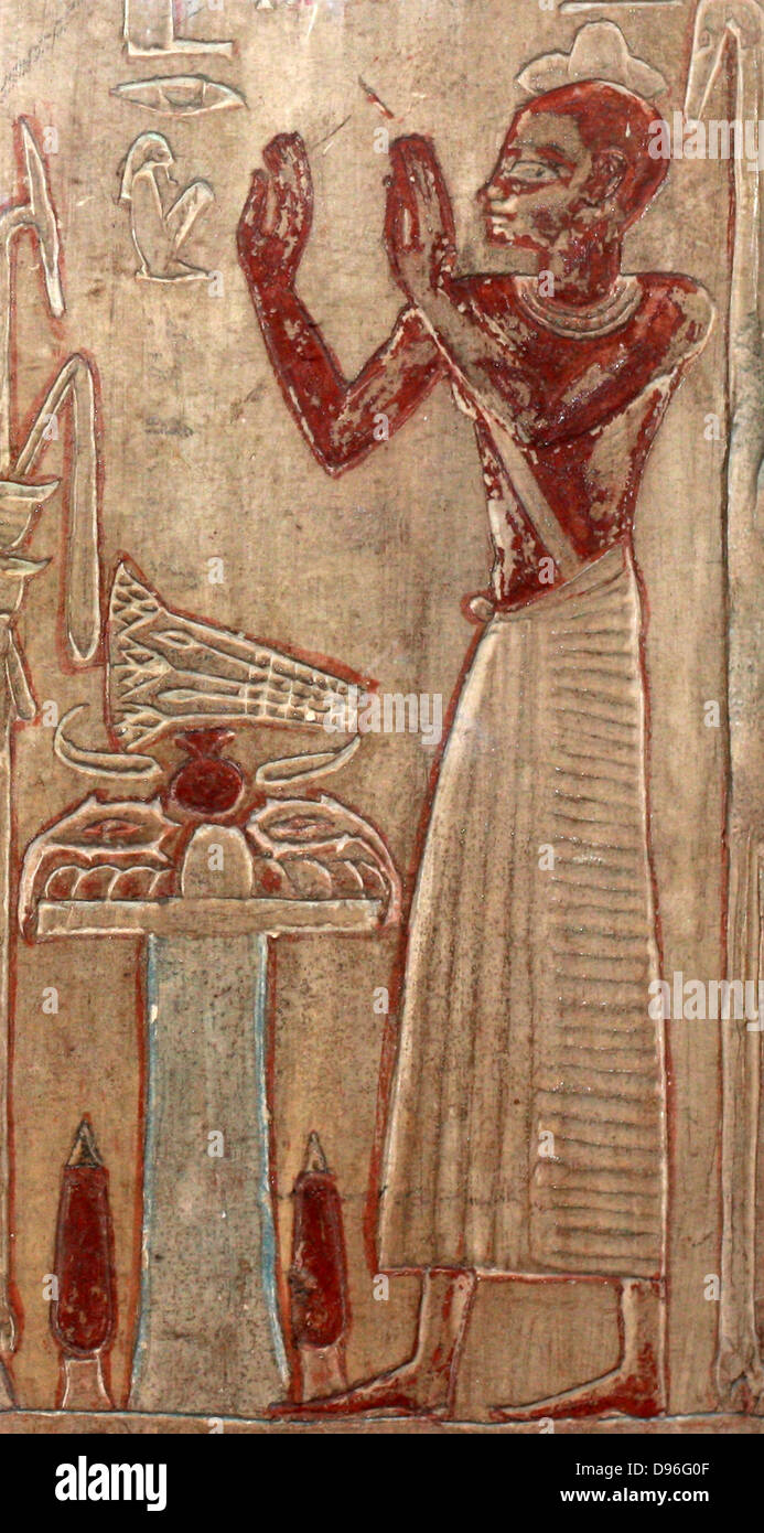 Stèle peinte du prêtre Pu-Inpu, prêtre d'Horus. 26e dynastie (env. 600 avant J.-C.) d'Égyptien Abydos. En calcaire avec traces de polychromie de coloration. Montrant le défunt adorant, Osiris et Isis Hornedjitef. Banque D'Images