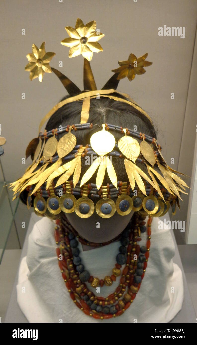 La coiffure de la princesse Puabi. 2600 avant J.-C., sumériennes. Parure de  tête d'argent avec de l'or, lapis-lazuli, Shell et incrustation calcaire  rouge. Tenue au British Museum, Londres Photo Stock - Alamy