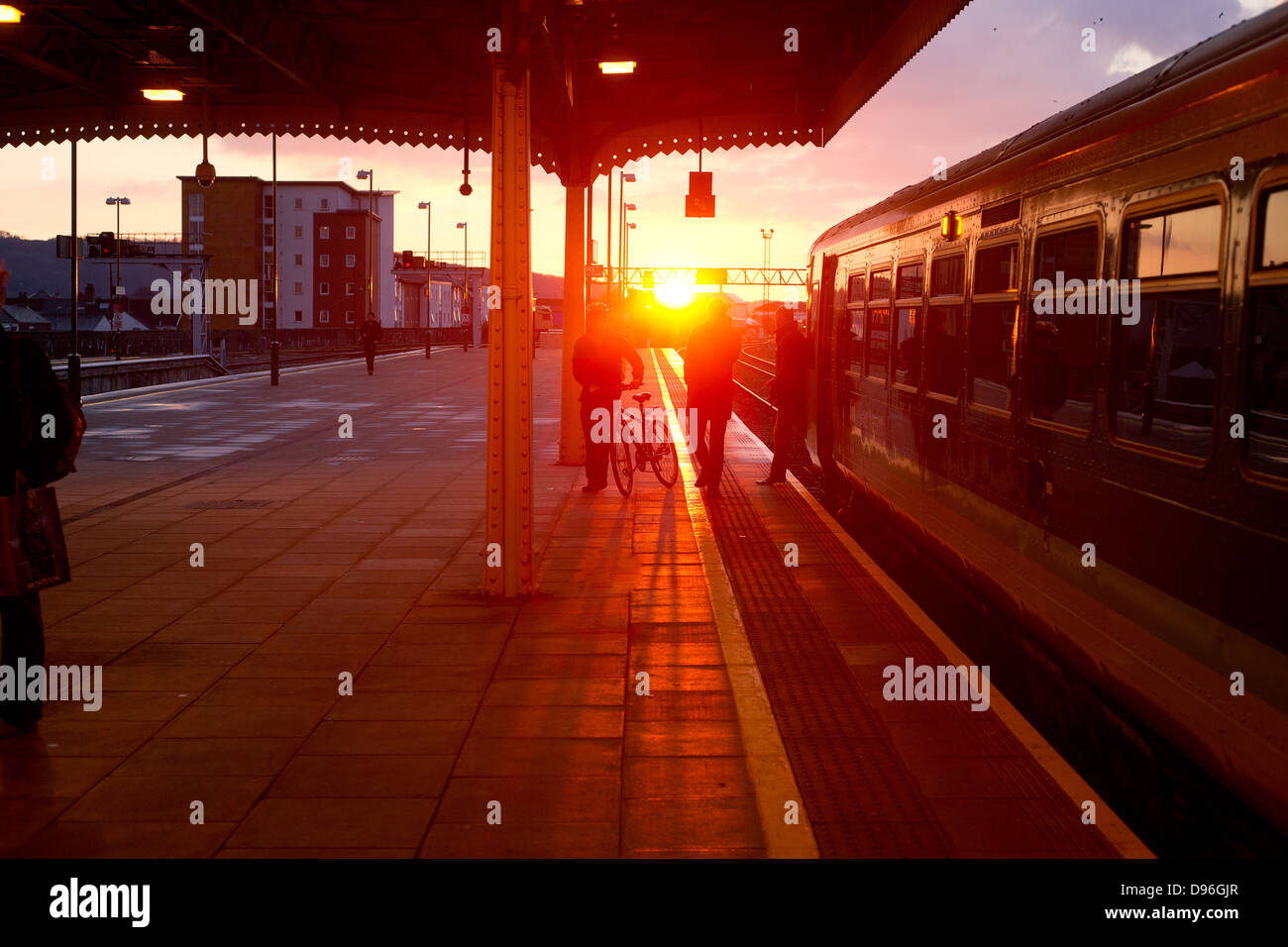 Un coucher de soleil, vu de la plate-forme de la gare centrale de Cardiff. Banque D'Images