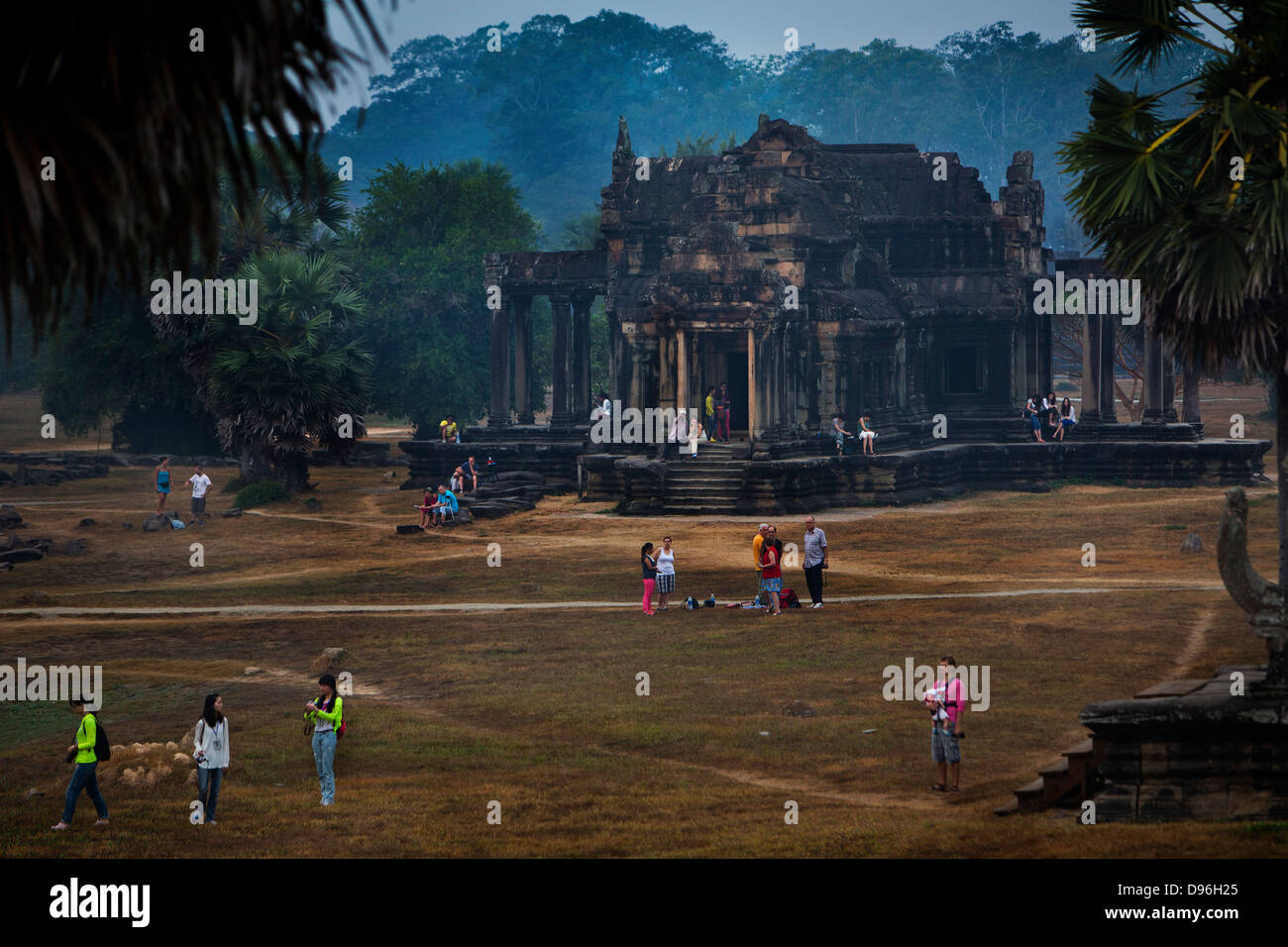 Les touristes visitant Angkor Wat, tôt le matin, balade autour du temple, le Cambodge, l'Asie Banque D'Images