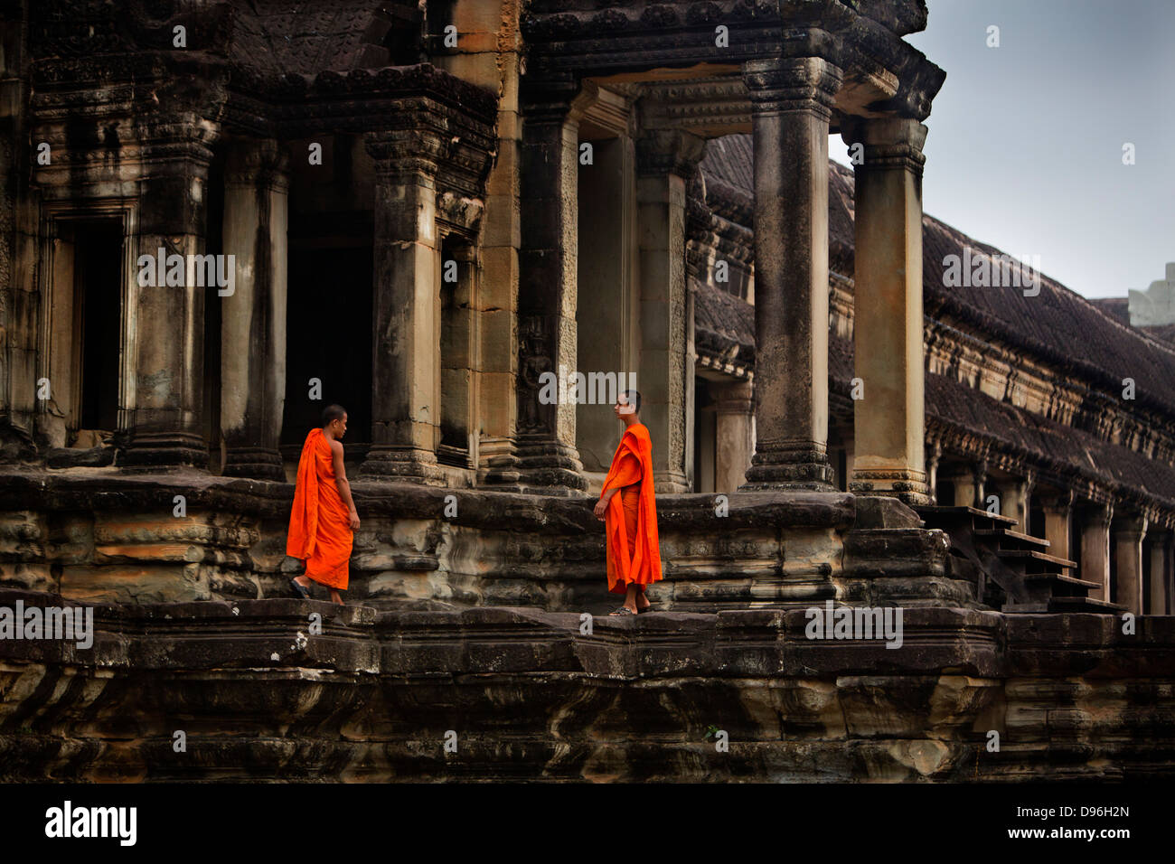 Les moines bouddhistes visiter Angkor Wat, au Cambodge, en Asie Banque D'Images