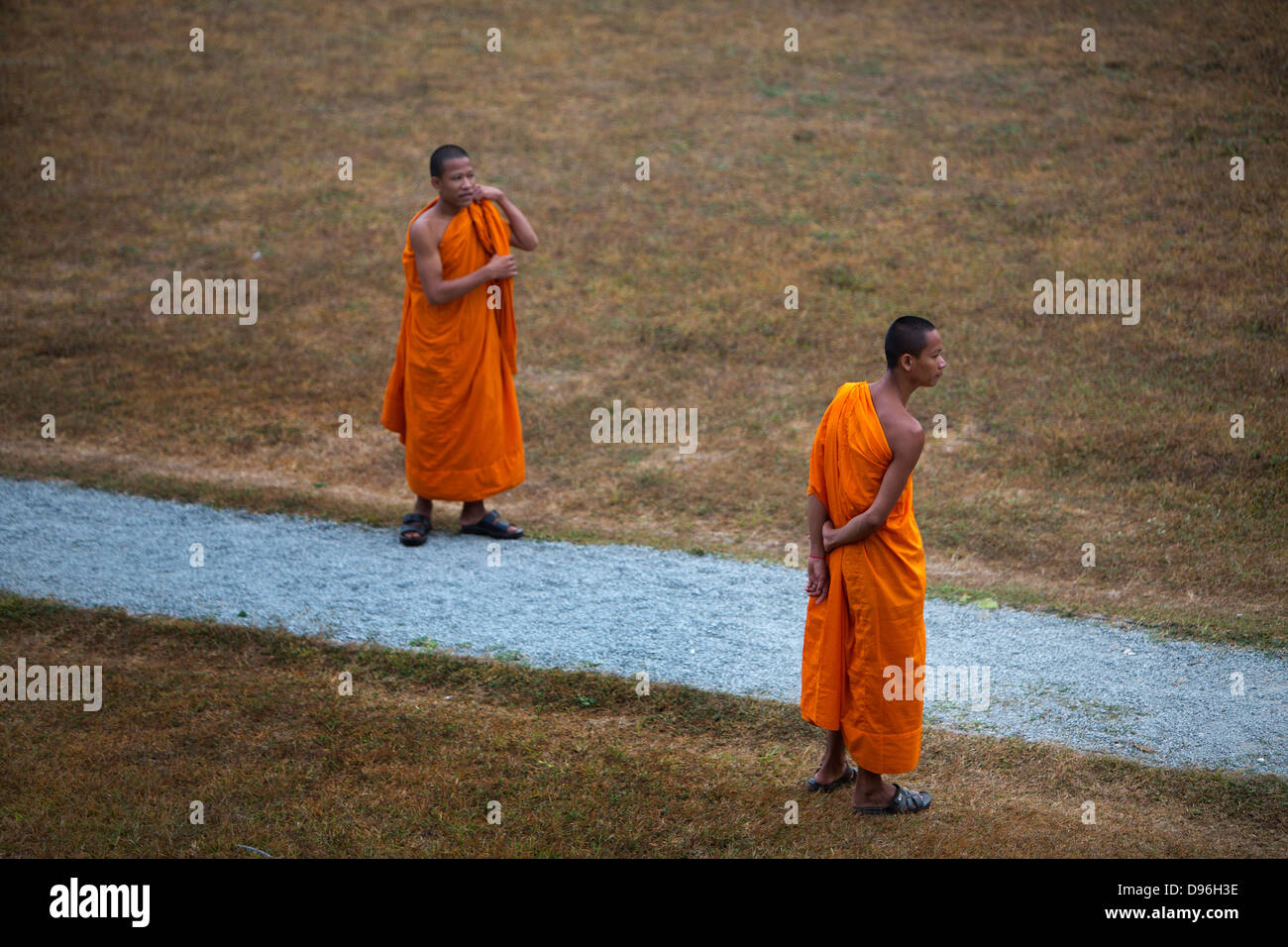 Les moines bouddhistes visiter Angkor Wat, au Cambodge Banque D'Images