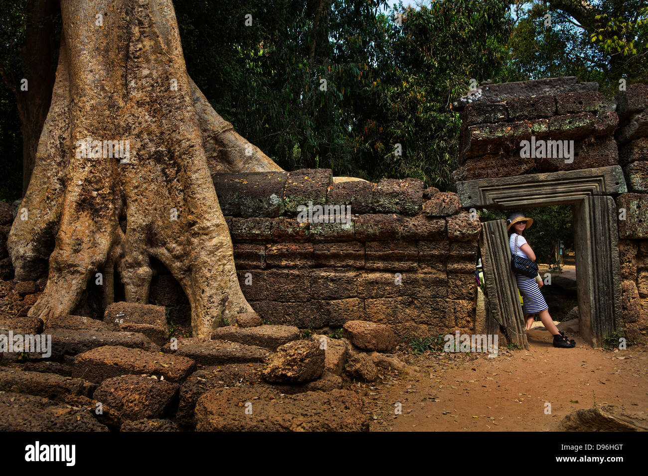 En tourisme ruiné porte dans Ta Prohm, temple Angkor Ta Prohm a été laissée en grande partie à l'emprise de la jungle vivant Banque D'Images