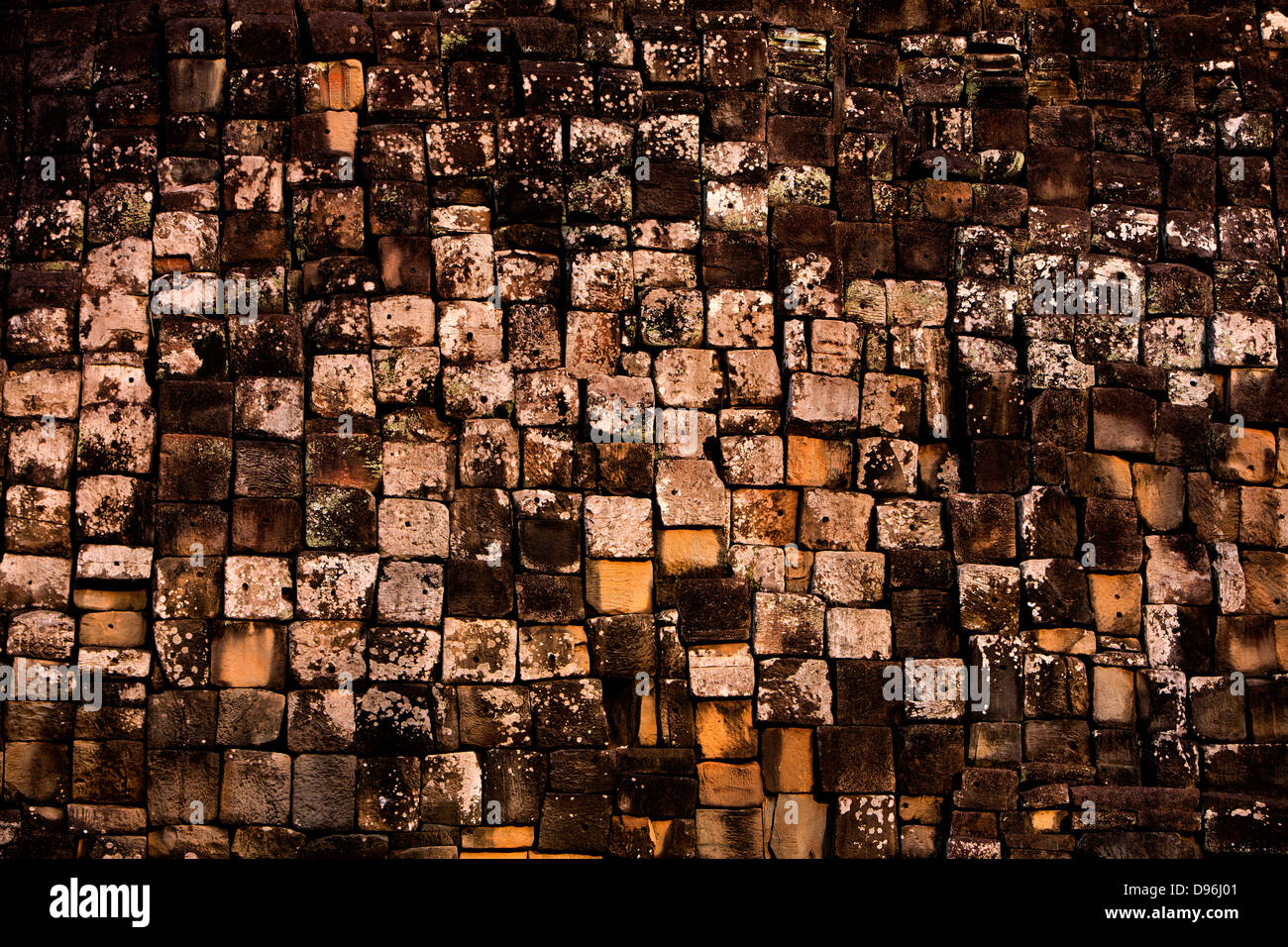 Unmortered définie dans le cadre des pierres du mur dans le Temple Baphuon, Ankor Thom, Cambodge Banque D'Images