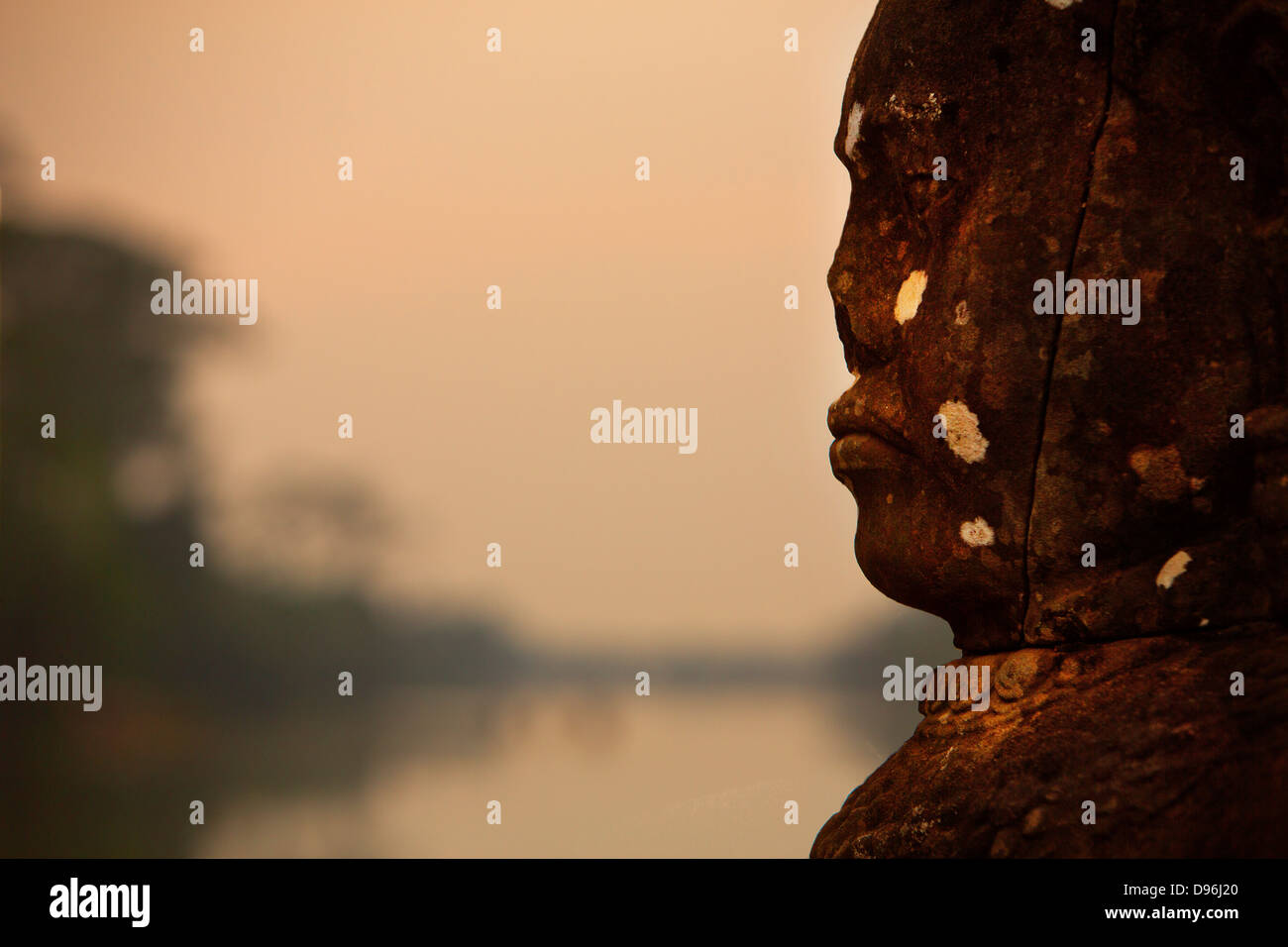 Le visage d'Jayvarman sur le pont sud de la douve à Ankor Thom. Ankor Wat, Cambodge Banque D'Images